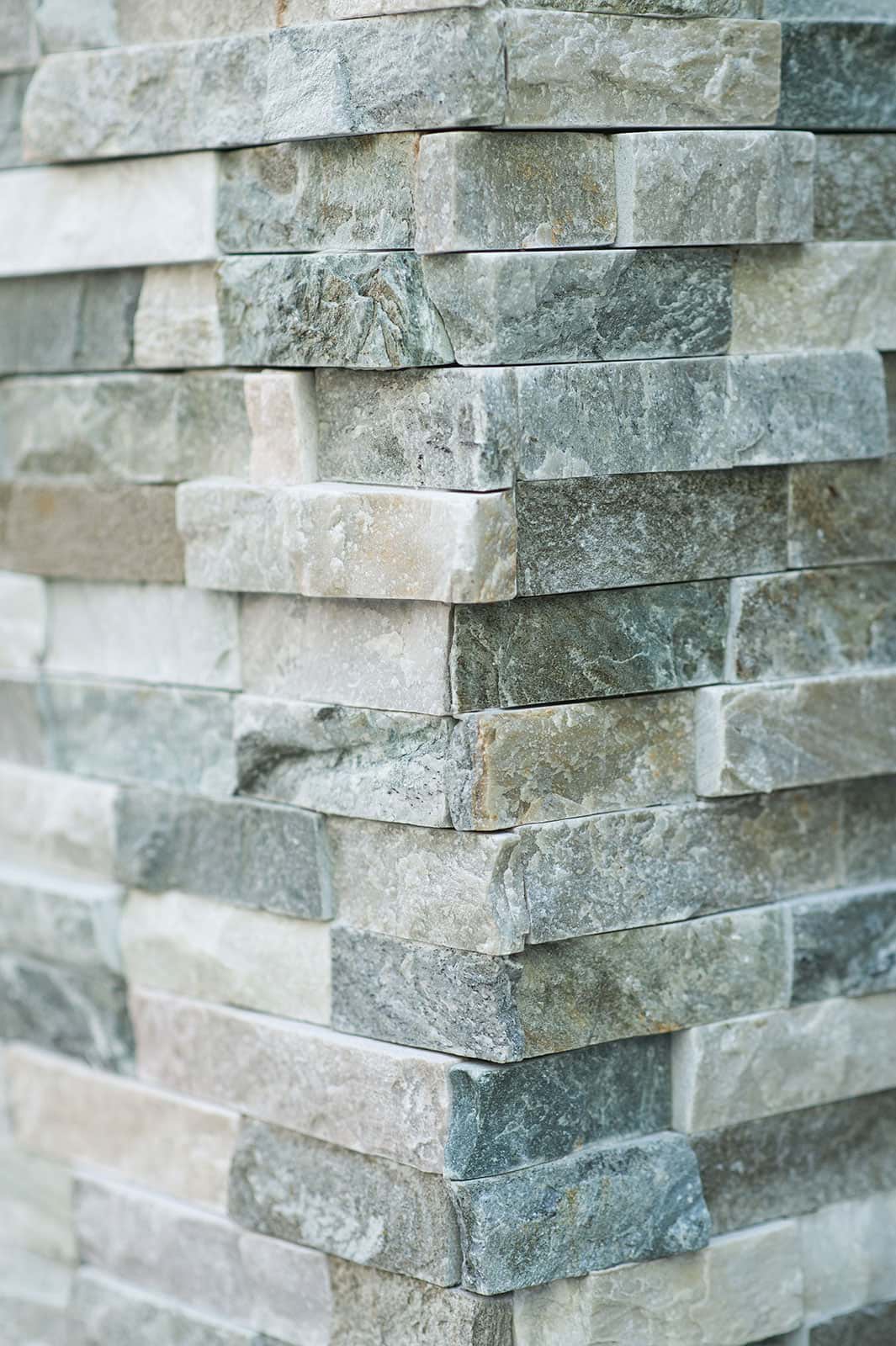 K&D Landscaping natural stone veneer detail on custom outdoor kitchen and retaining wall